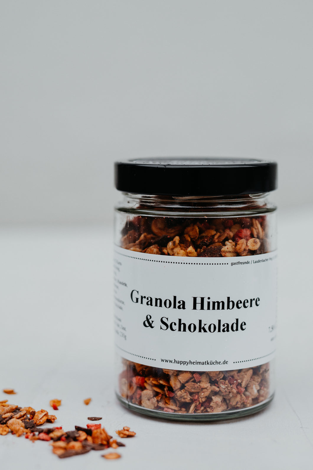 Granola mit Himbeeren und Schokolade