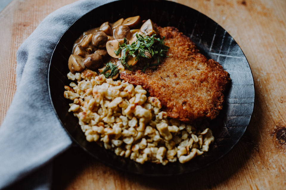 Hüttenschnitzel mit Rahmchampignons und hausgemachte Spätzle