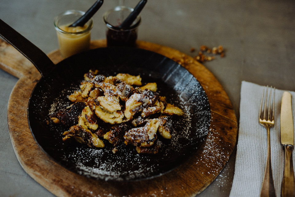 Kaiserschmarrn mit Apfelmus und Preiselbeeren