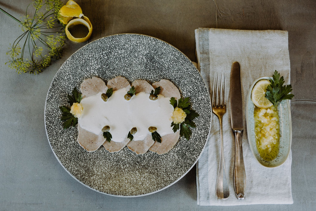 Vitello tonnato - gesottenes Kalbfleisch mit Thunfischsauce und Salzzitrone