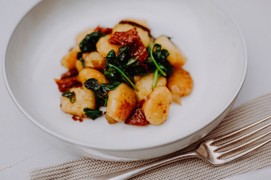 Hausgemachte Gnocchi mit Blattspinat und Tomaten
