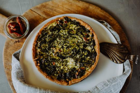 Quiche mit Blattspinat, Pinienkernen, getrockneten Tomaten und Bergkäse